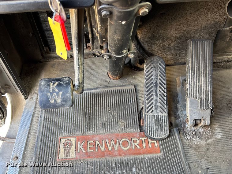 image for item DK0147 1995 Kenworth T800 semi truck