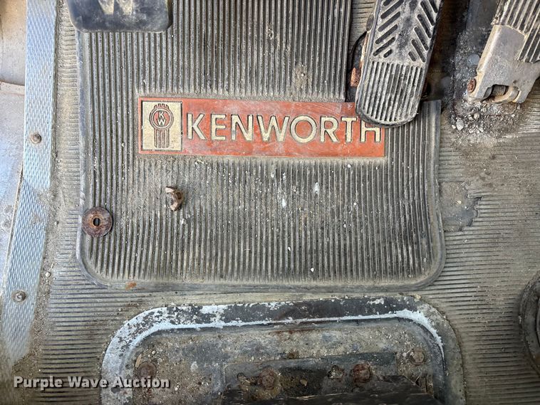 image for item DK0147 1995 Kenworth T800 semi truck