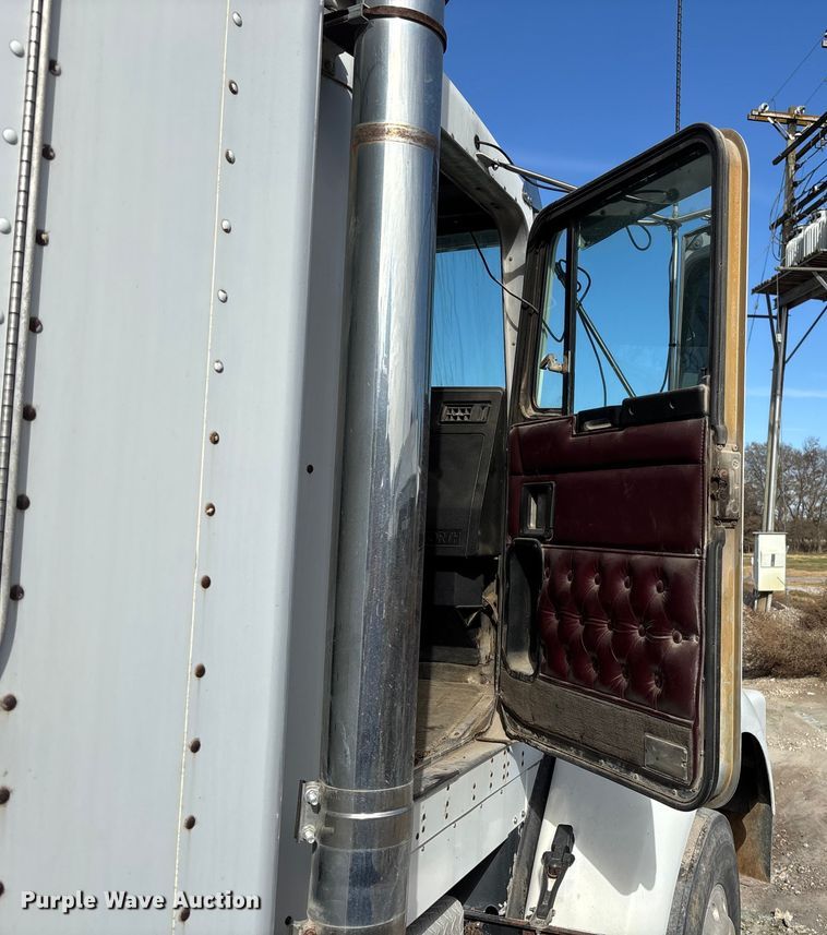 image for item DK0147 1995 Kenworth T800 semi truck