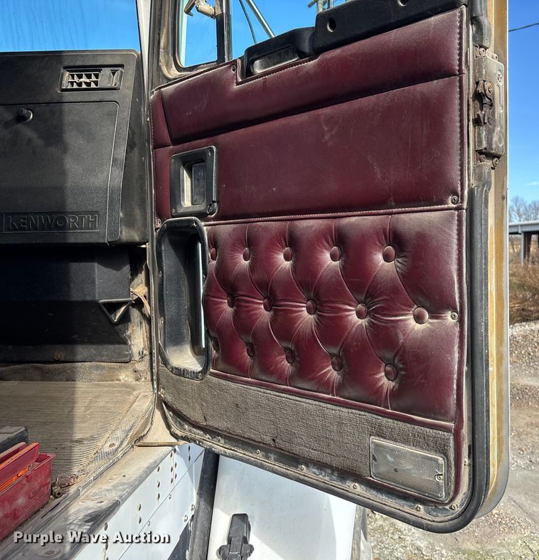 image for item DK0147 1995 Kenworth T800 semi truck