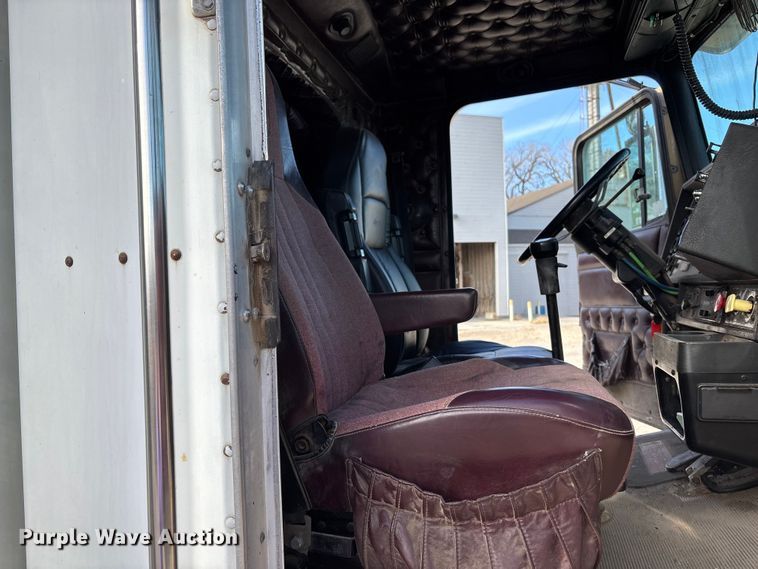 image for item DK0147 1995 Kenworth T800 semi truck