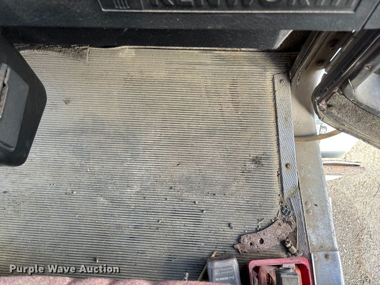 image for item DK0147 1995 Kenworth T800 semi truck