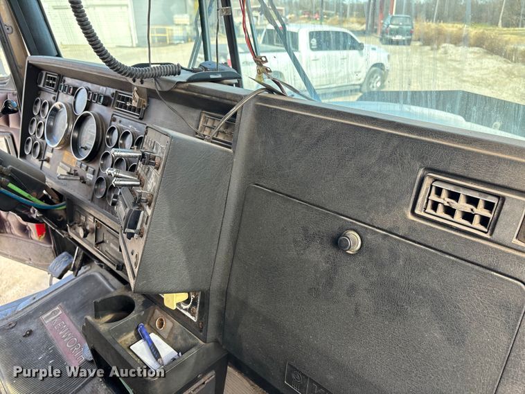 image for item DK0147 1995 Kenworth T800 semi truck