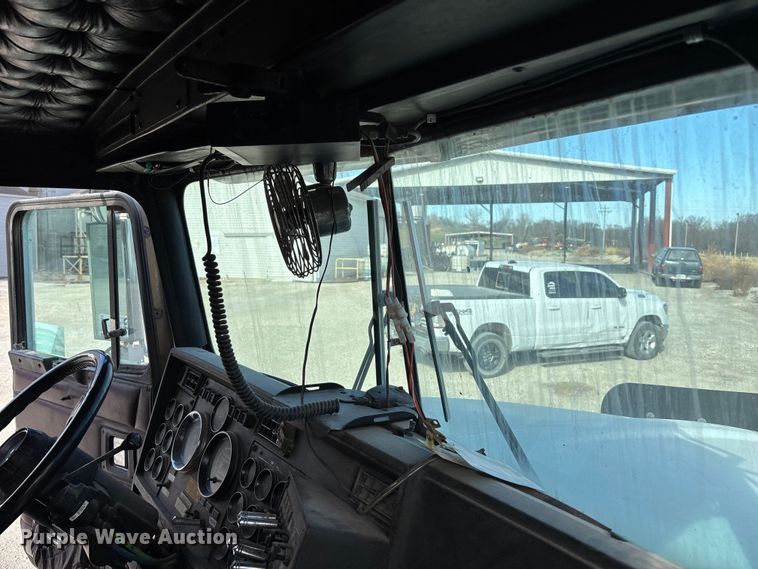 image for item DK0147 1995 Kenworth T800 semi truck