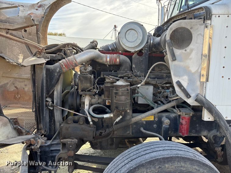 image for item DK0147 1995 Kenworth T800 semi truck