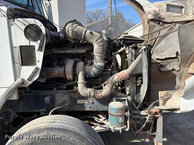 image for item DK0147 1995 Kenworth T800 semi truck