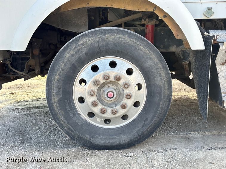 image for item DK0147 1995 Kenworth T800 semi truck