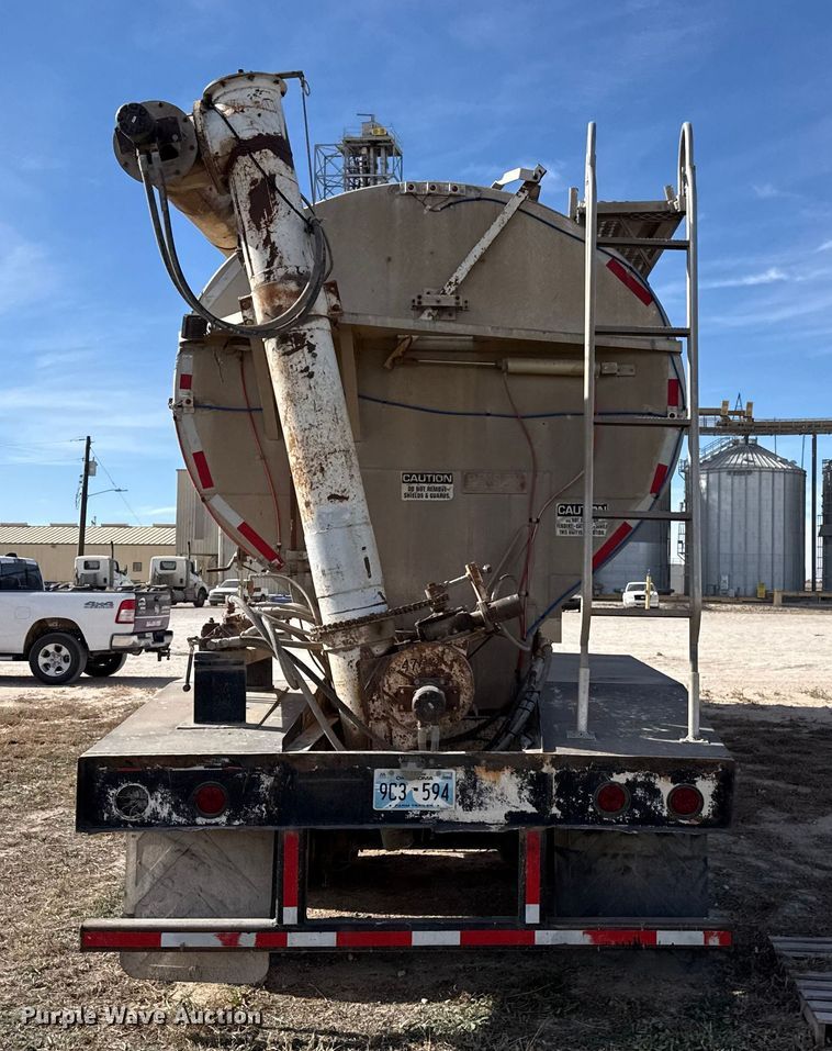 image for item DL0458 2000 Pinson feed delivery trailer