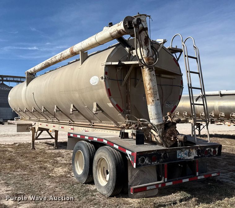 image for item DL0458 2000 Pinson feed delivery trailer