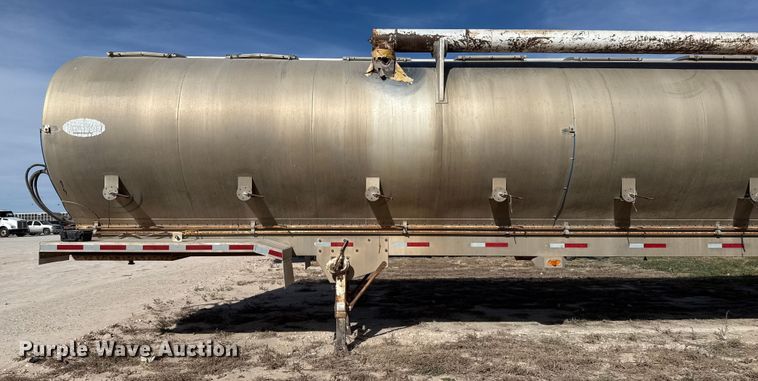 image for item DL0458 2000 Pinson feed delivery trailer