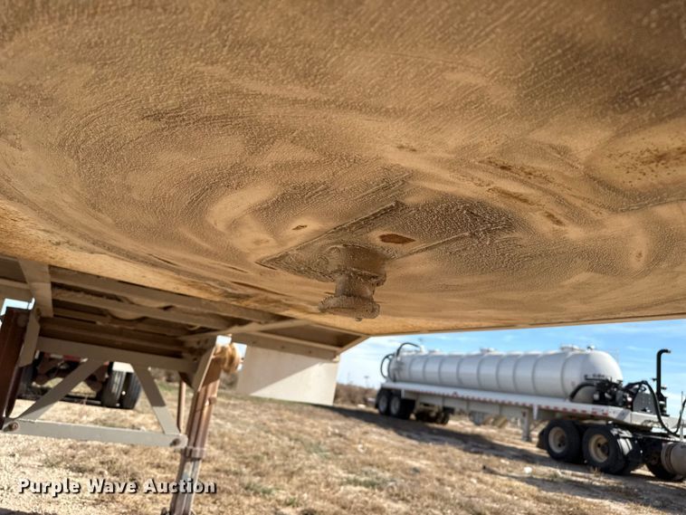 image for item DL0458 2000 Pinson feed delivery trailer