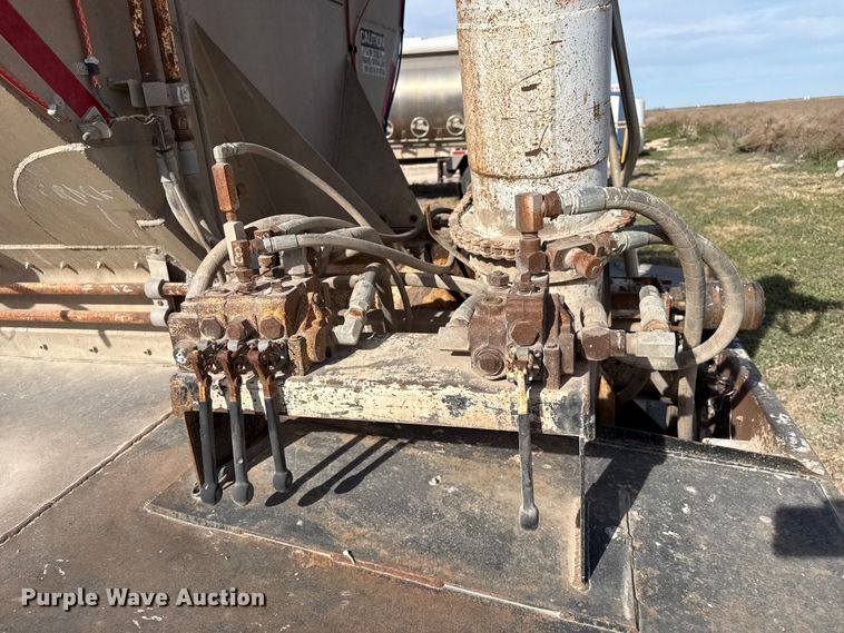 image for item DL0458 2000 Pinson feed delivery trailer