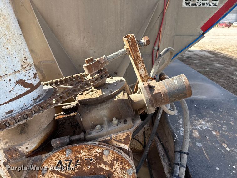 image for item DL0458 2000 Pinson feed delivery trailer