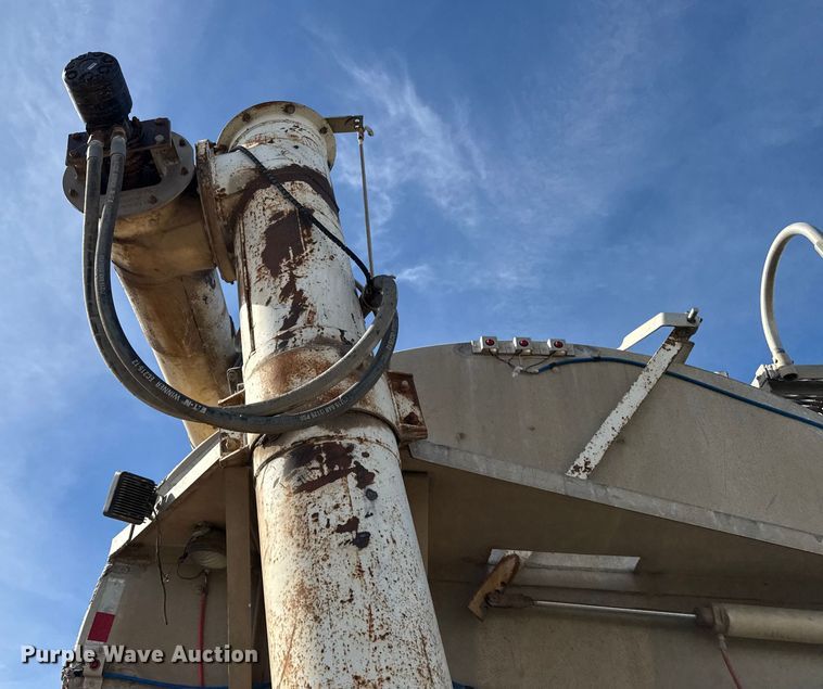 image for item DL0458 2000 Pinson feed delivery trailer