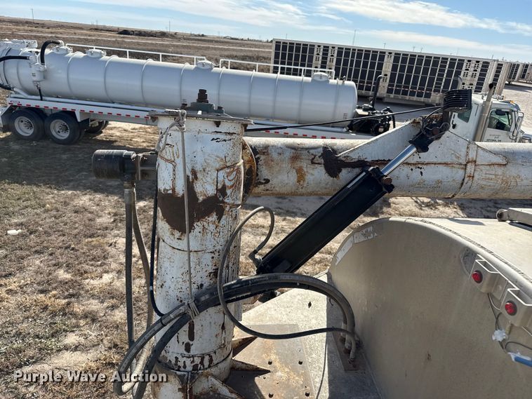 image for item DL0458 2000 Pinson feed delivery trailer