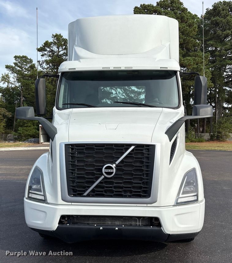 image for item DM1986 2019 Volvo VNR semi truck