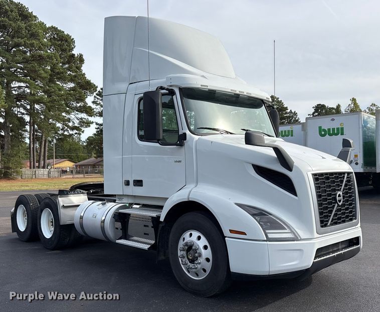 image for item DM1986 2019 Volvo VNR semi truck