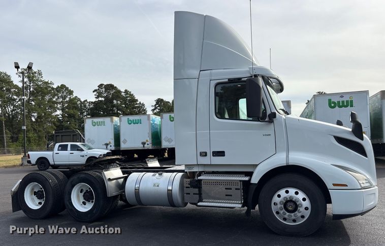 image for item DM1986 2019 Volvo VNR semi truck