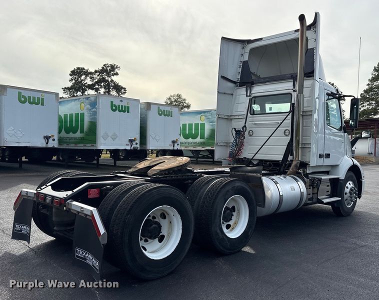 image for item DM1986 2019 Volvo VNR semi truck