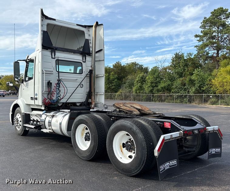 image for item DM1986 2019 Volvo VNR semi truck