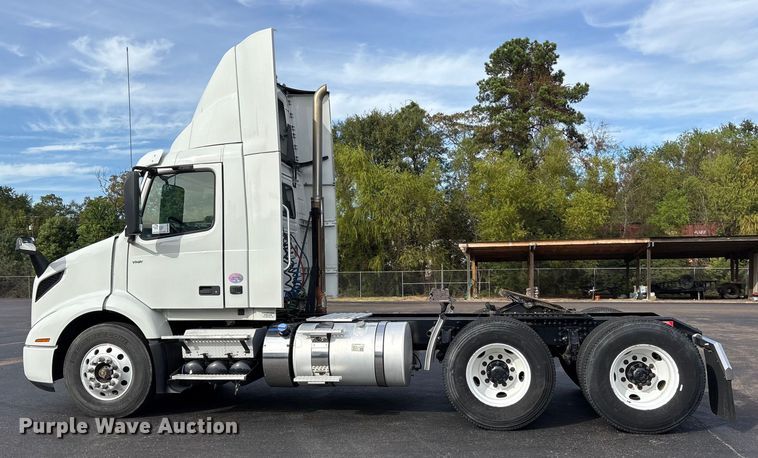 image for item DM1986 2019 Volvo VNR semi truck