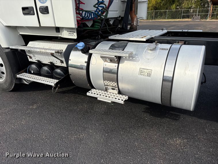 image for item DM1986 2019 Volvo VNR semi truck