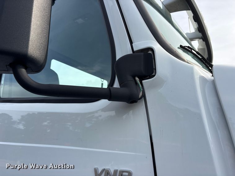 image for item DM1986 2019 Volvo VNR semi truck