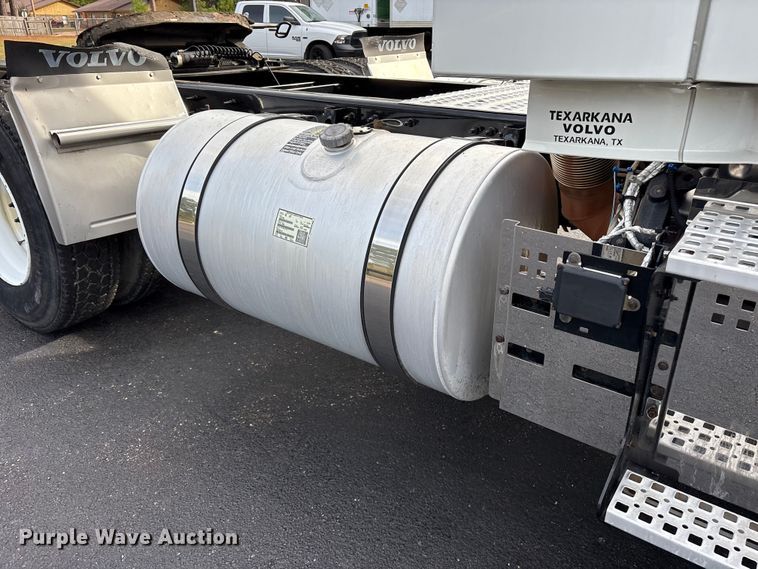 image for item DM1986 2019 Volvo VNR semi truck