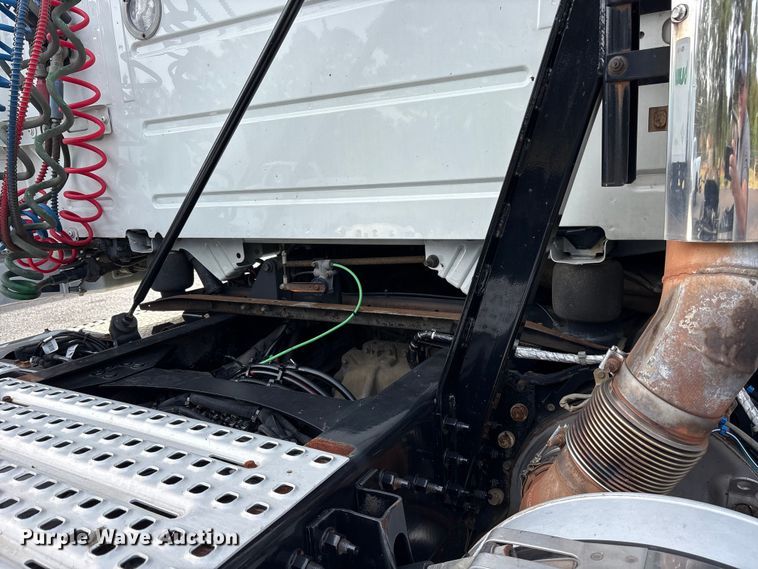 image for item DM1986 2019 Volvo VNR semi truck