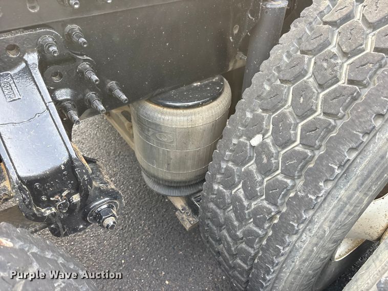 image for item DM1986 2019 Volvo VNR semi truck