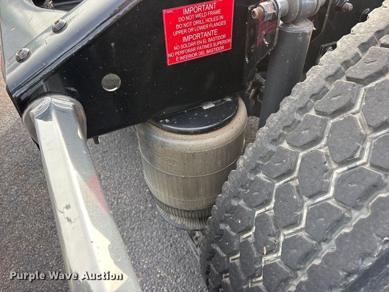 image for item DM1986 2019 Volvo VNR semi truck