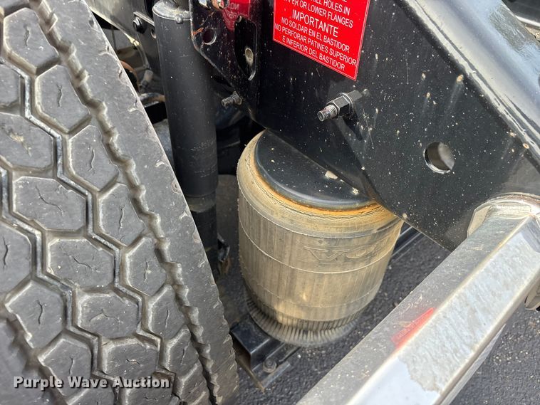 image for item DM1986 2019 Volvo VNR semi truck