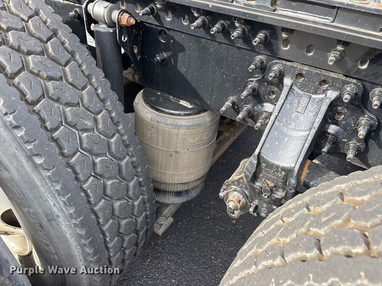 image for item DM1986 2019 Volvo VNR semi truck