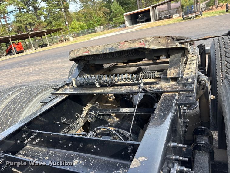 image for item DM1986 2019 Volvo VNR semi truck