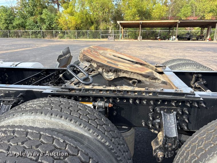 image for item DM1986 2019 Volvo VNR semi truck