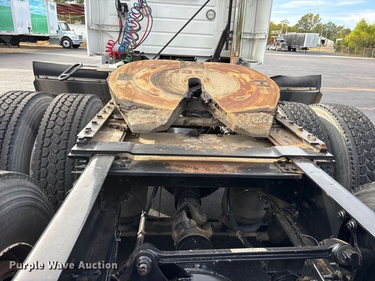 image for item DM1986 2019 Volvo VNR semi truck