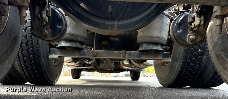 image for item DM1986 2019 Volvo VNR semi truck