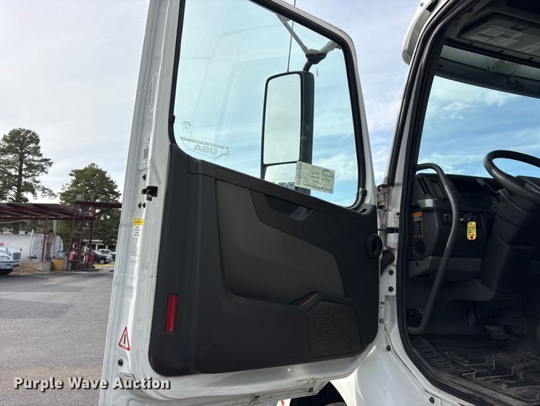 image for item DM1986 2019 Volvo VNR semi truck