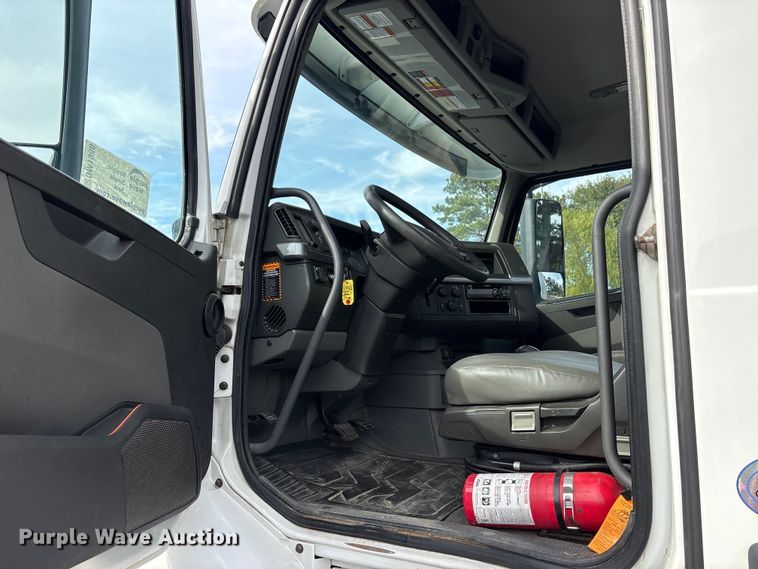 image for item DM1986 2019 Volvo VNR semi truck