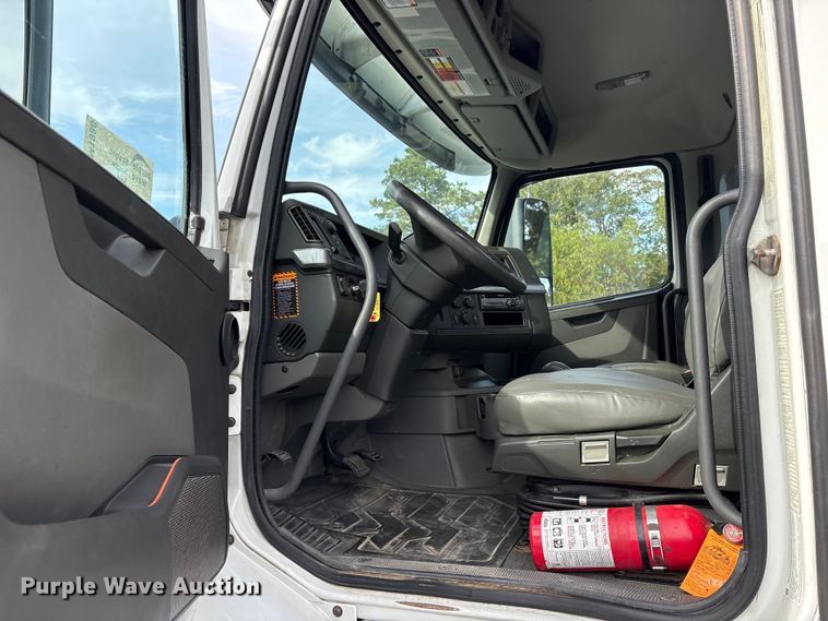 image for item DM1986 2019 Volvo VNR semi truck