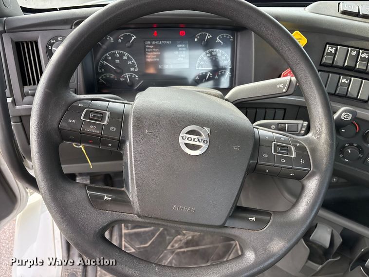 image for item DM1986 2019 Volvo VNR semi truck