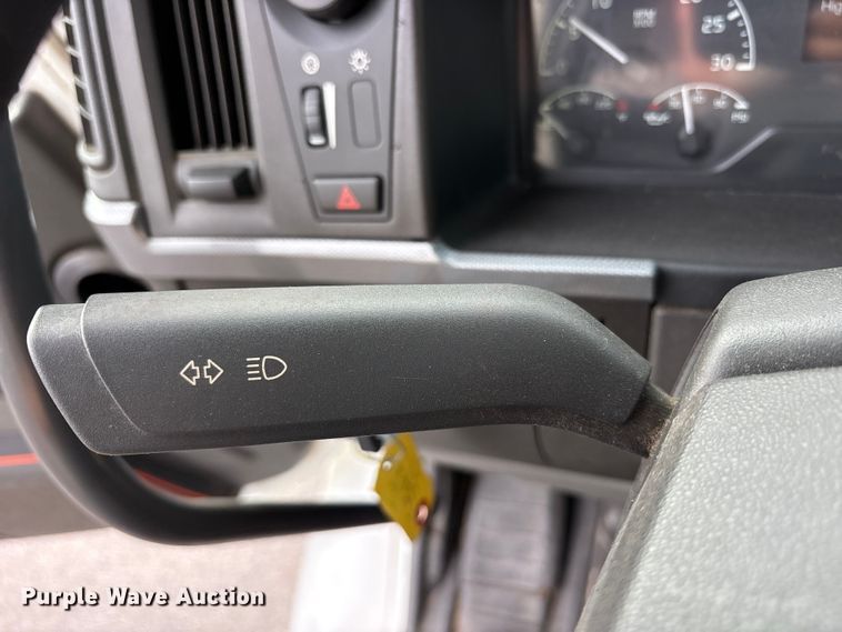 image for item DM1986 2019 Volvo VNR semi truck