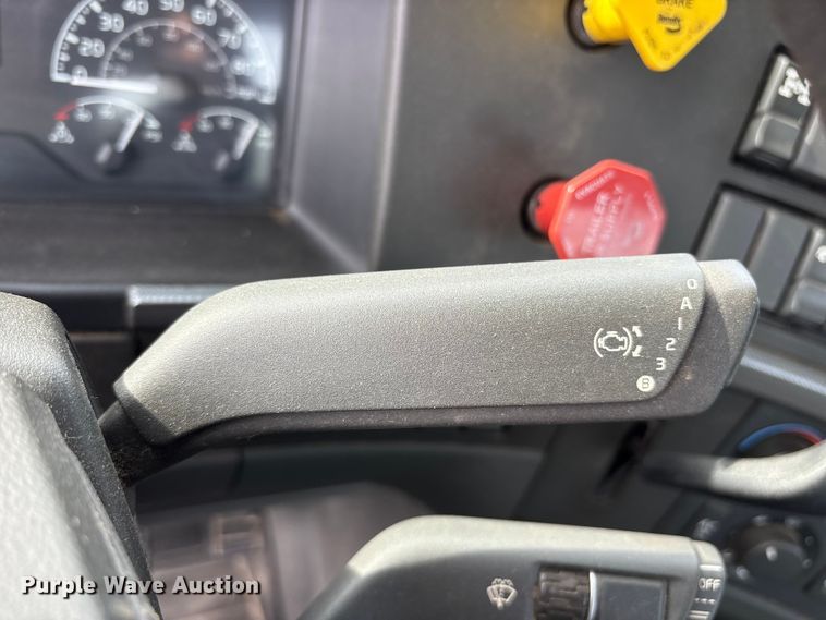 image for item DM1986 2019 Volvo VNR semi truck