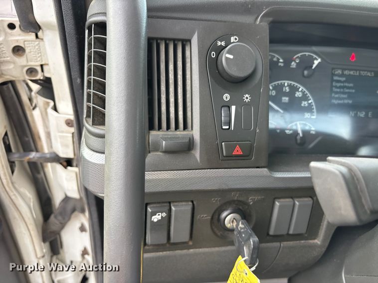 image for item DM1986 2019 Volvo VNR semi truck