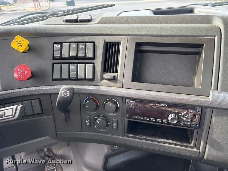 image for item DM1986 2019 Volvo VNR semi truck