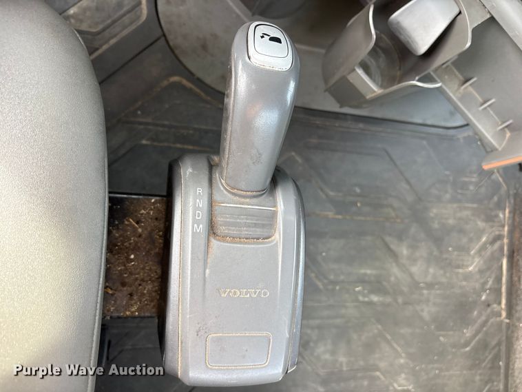 image for item DM1986 2019 Volvo VNR semi truck