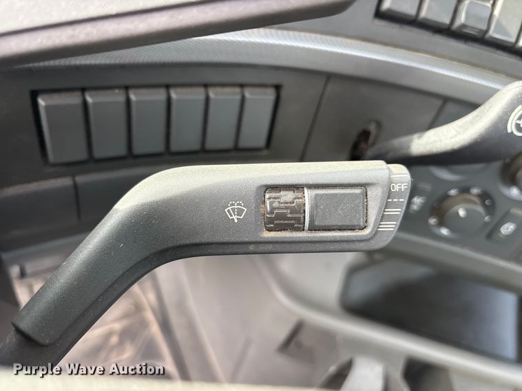 image for item DM1986 2019 Volvo VNR semi truck