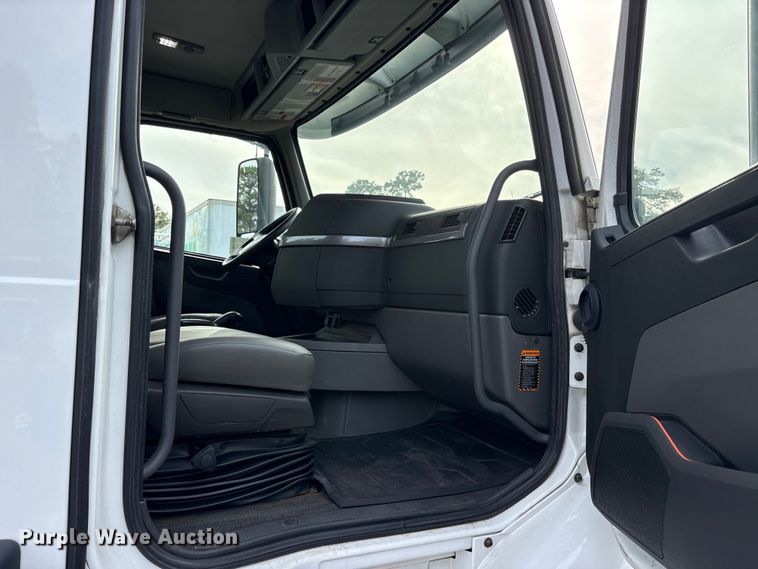 image for item DM1986 2019 Volvo VNR semi truck