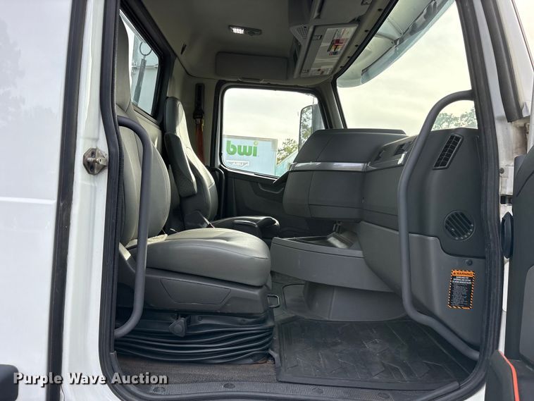 image for item DM1986 2019 Volvo VNR semi truck