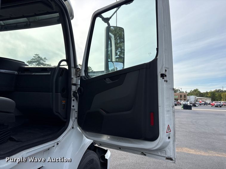 image for item DM1986 2019 Volvo VNR semi truck